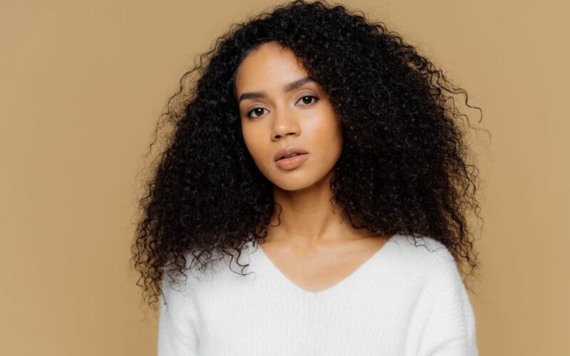 femme cheveux crépus